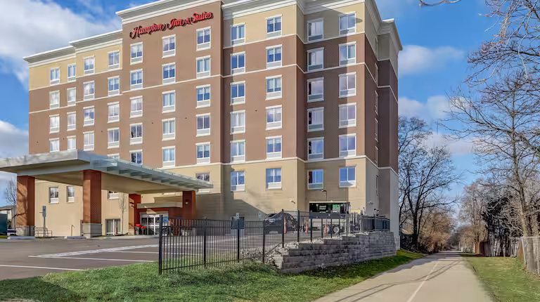 86-custom-madison-rd-exterior-amenities-002 front of hampton inn and suites oakley cincinnati